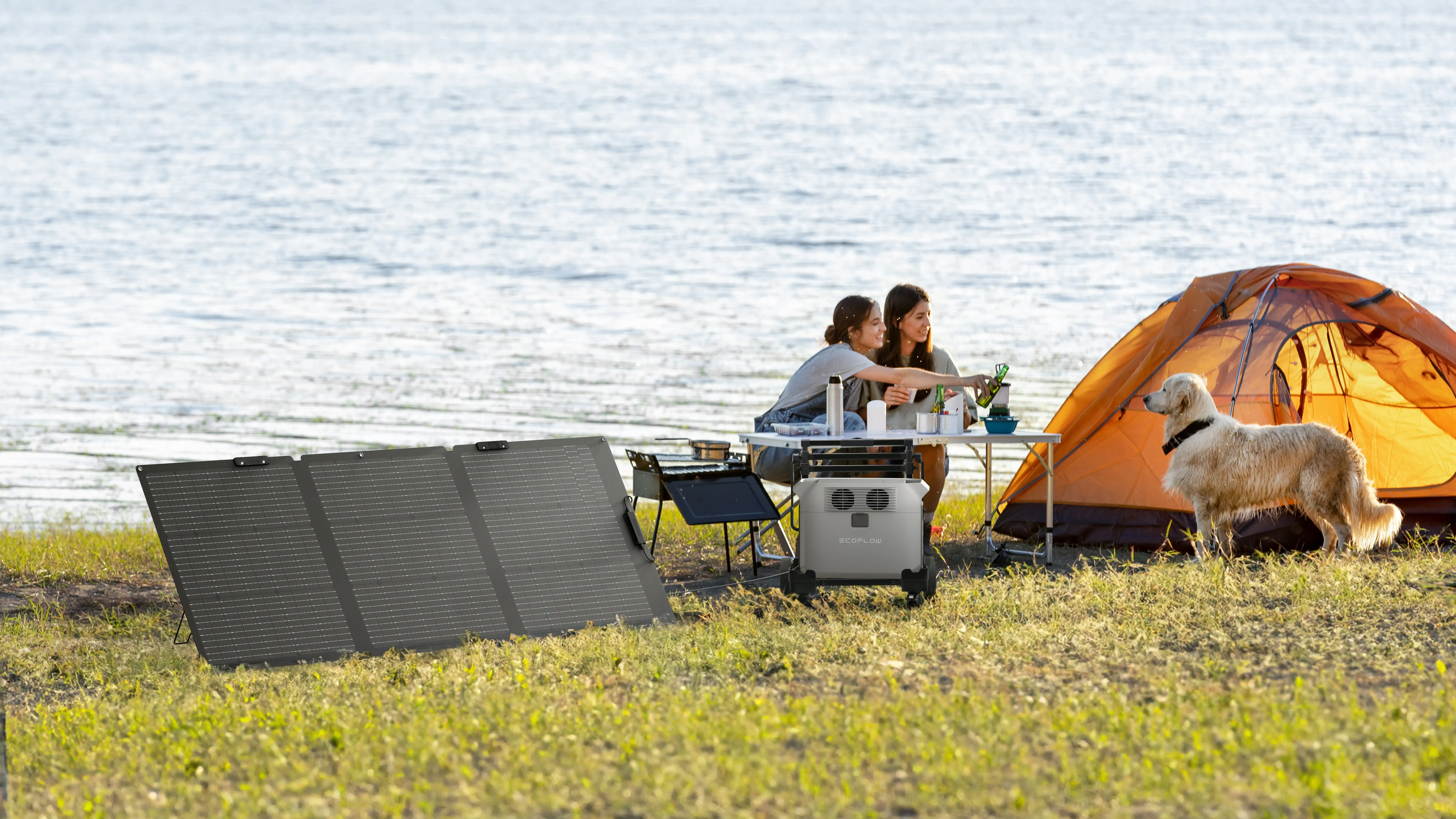 ecoflow powerstation met zonnepaneel op camping aan het water