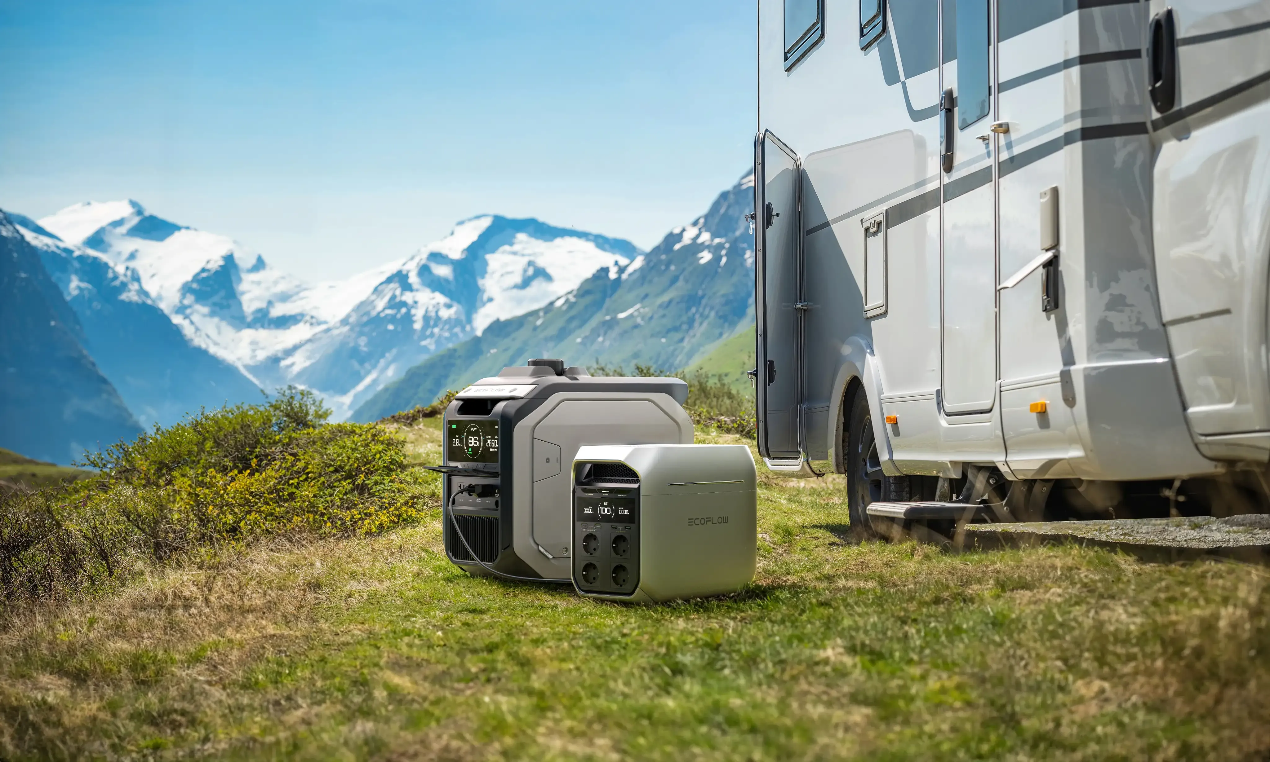 ecoflow powerstations met extra batterij naast camper in de bergen