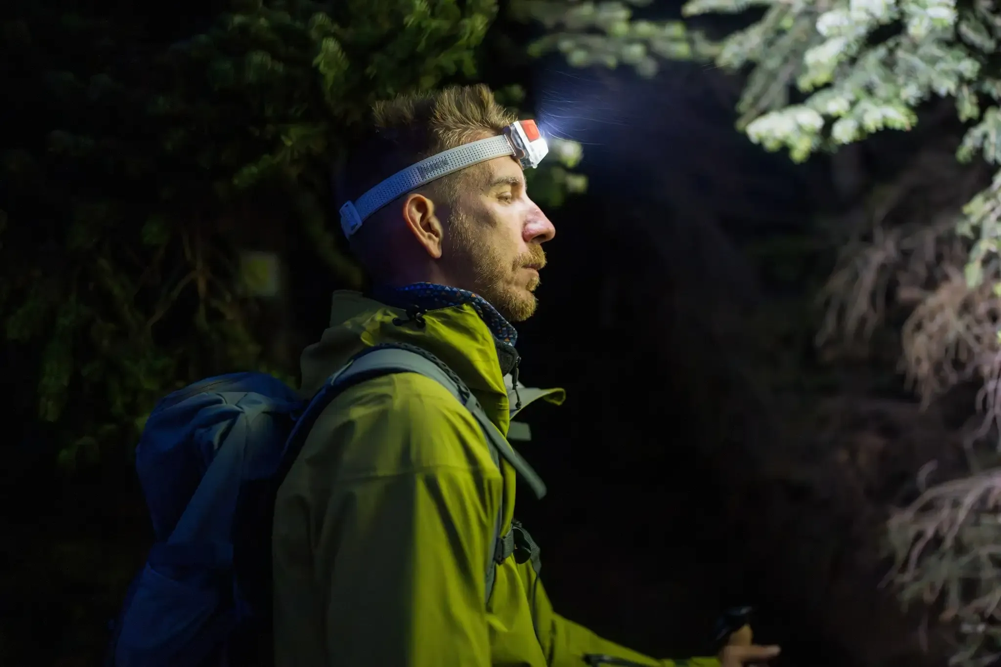 wandelaar met hoofdlamp in donker bos nachtelijke verlichting
