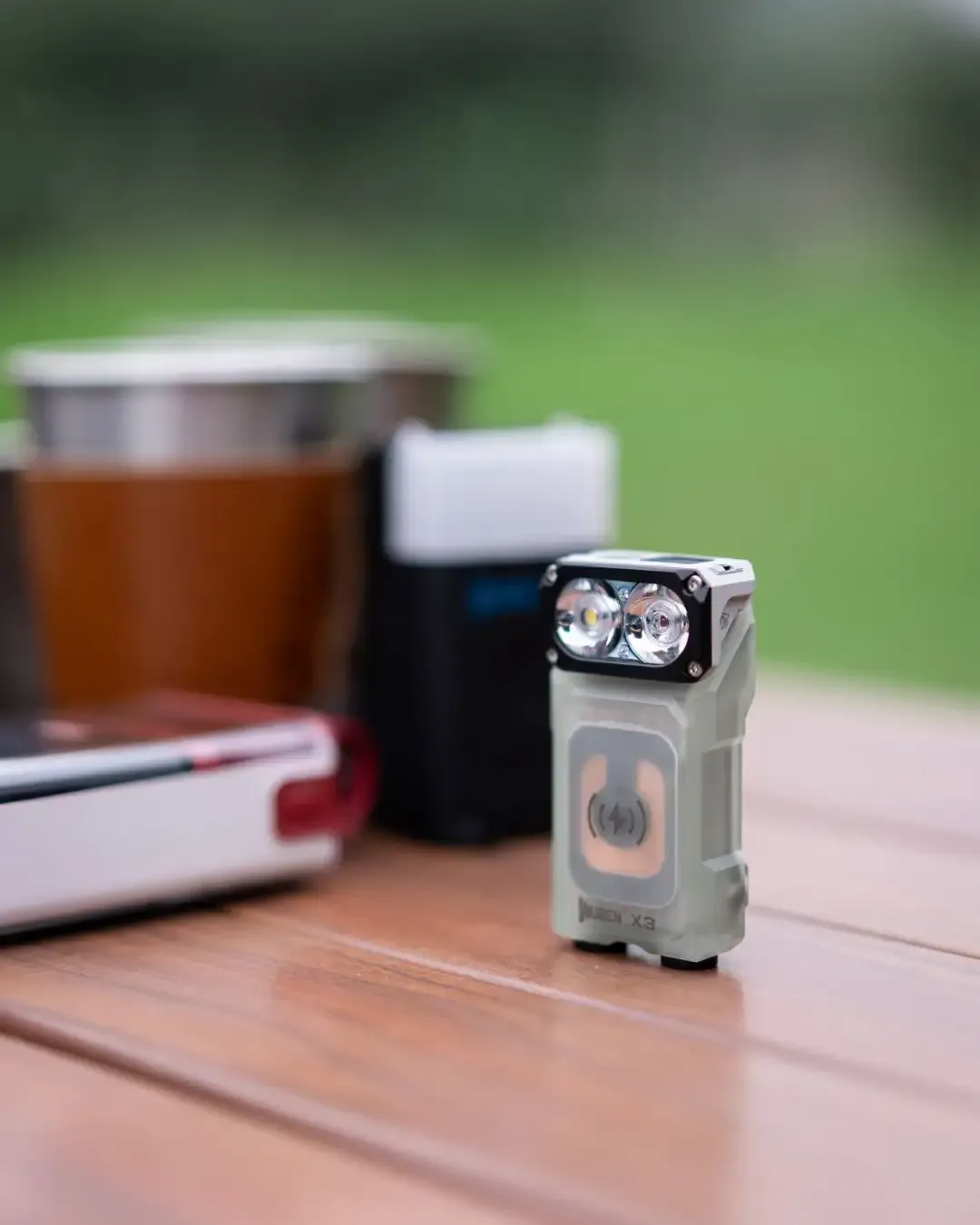 wuben x3 compacte edc zaklamp op houten tafel outdoor