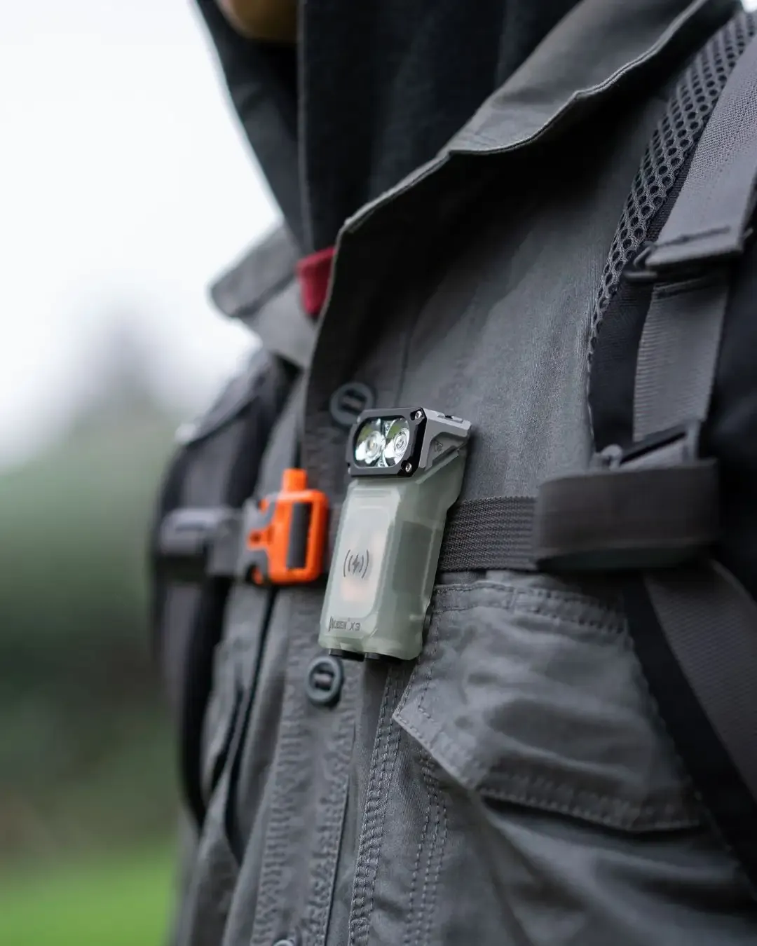 wuben x3 zaklamp geklikt op rugzakband hands free verlichting onderweg